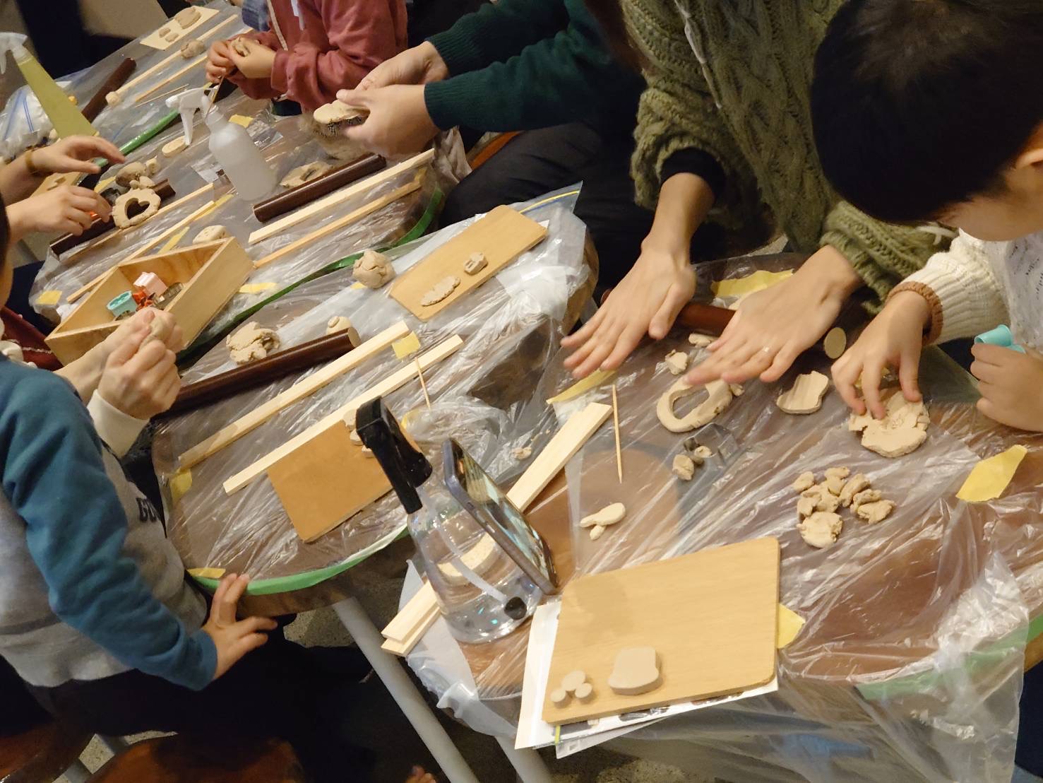 茨木市で木育講座：木粉ねんどで親子工作～１２月～