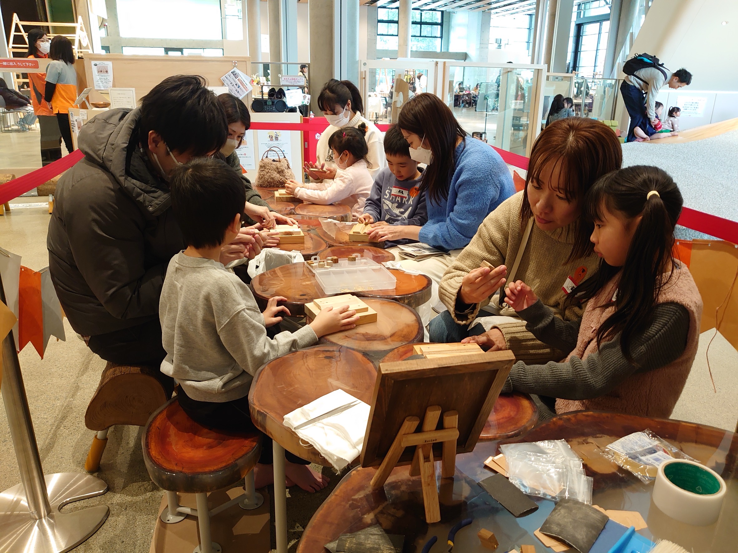 茨木市で木育講座：木のアクセサリで親子工作～２月～